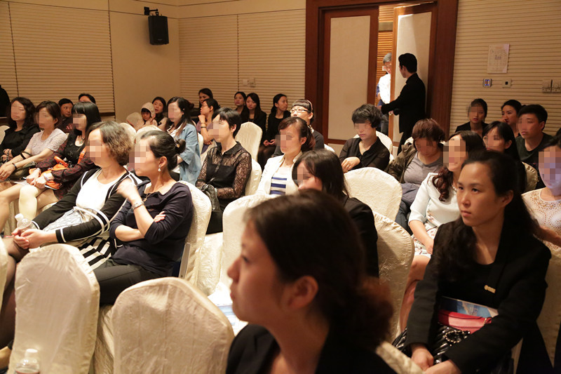 移民客戶認(rèn)真聽課 移民講堂