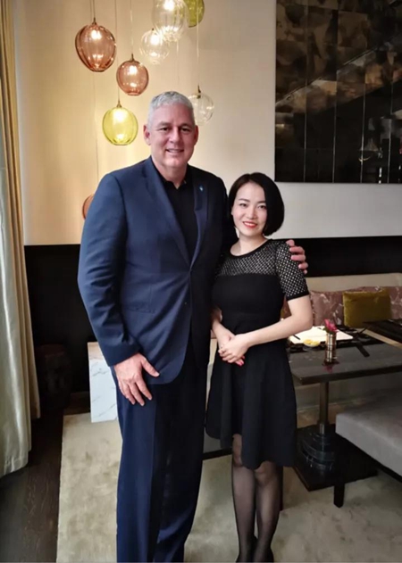 永銘國際項目總監Echo與圣盧西亞總理合影 投資移民